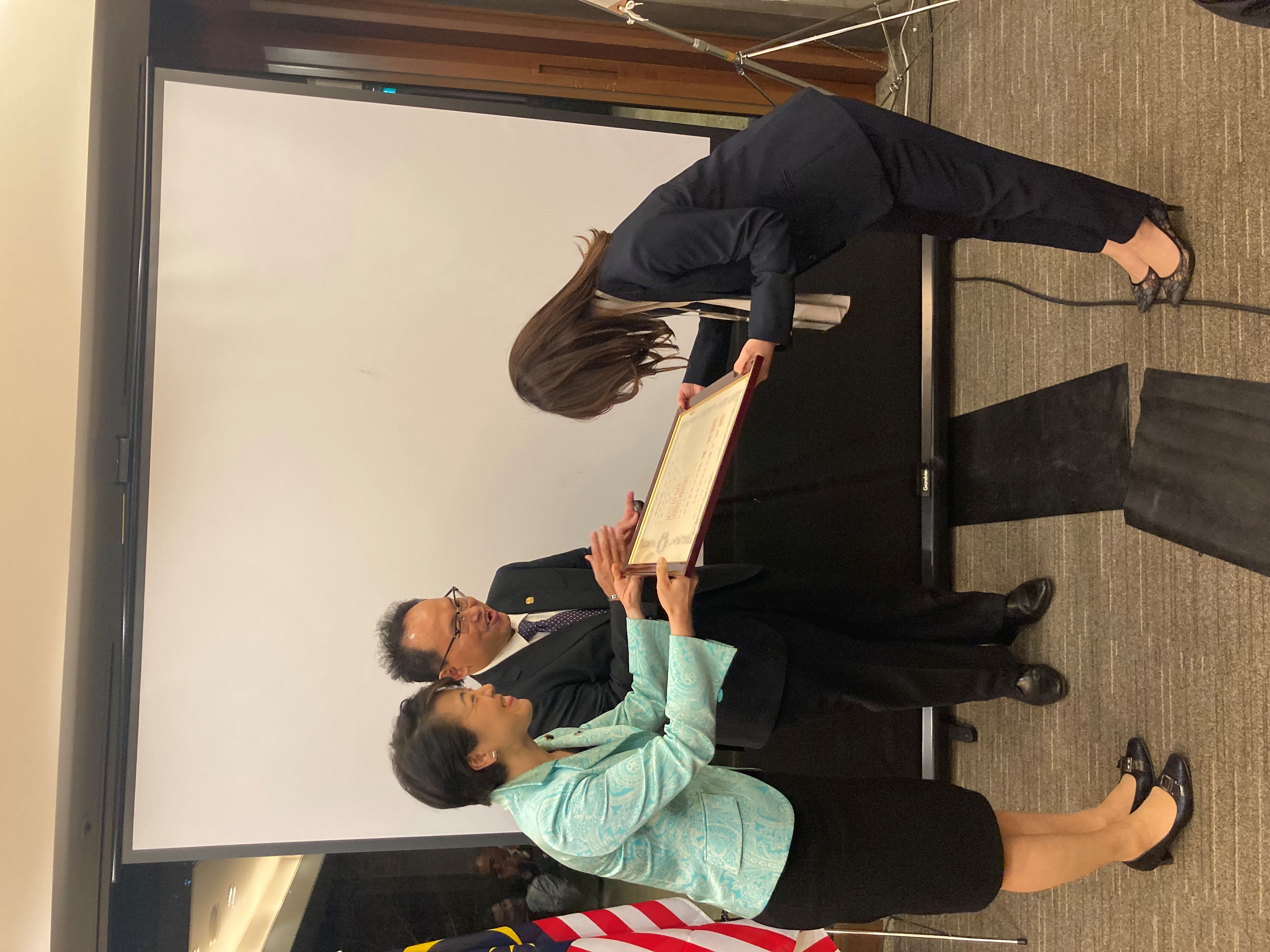 Vice President Arimura presenting the Medal with Dark Blue Ribbon citation to Director Wadano