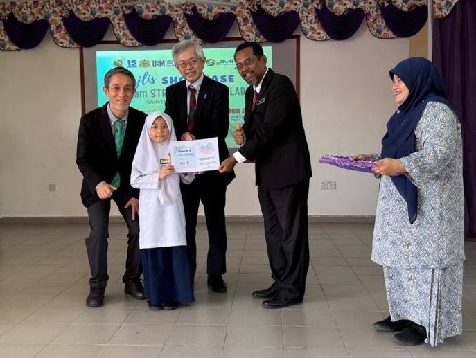 Consul General Shinya Machida attending the school supply presentation ceremony at SK Haji Omar Tahir